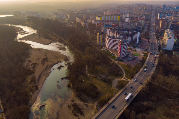 Цьогоріч в Івано-Франківську продовжують будувати новий пасічнянський міст - максимально активізують роботи