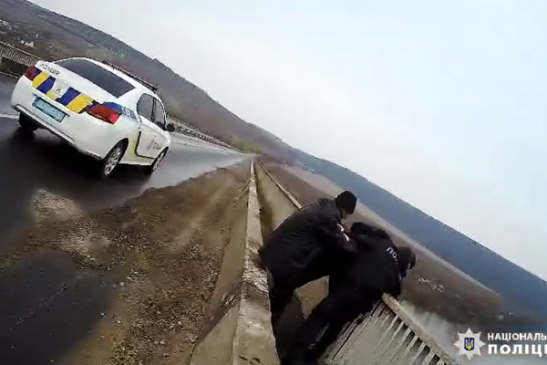 Городенківські поліцейські врятували жінку, яка через життєві труднощі намагалася стрибнути з мосту