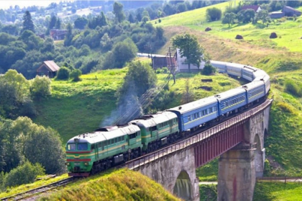 Укрзалізниця призначила поїзд Чернівці—Ужгород, який курсуватиме й Прикарпаттям
