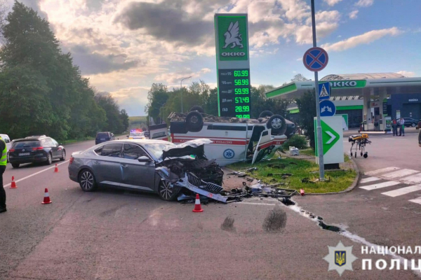 Серйозна ДТП на Прикарпатті: легковий автомобіль зіштовхнувся з каретою швидкої допомоги 